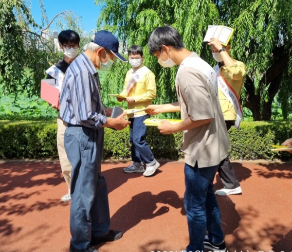 서산시는 지난 7일 서산시 중앙호수공원에서 시민들을 대상으로 안전문화운동 캠페인을 실시했다