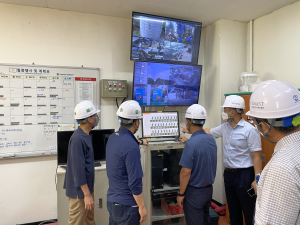 공단 노사합동 안전점검단이 가연성가스감지설비 및 모니터링 시스템을 점검하고 있다.