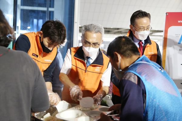 7일 오후 대전역 광장에서 이희학 총장 등 목원대 관계자들이 배식 봉사