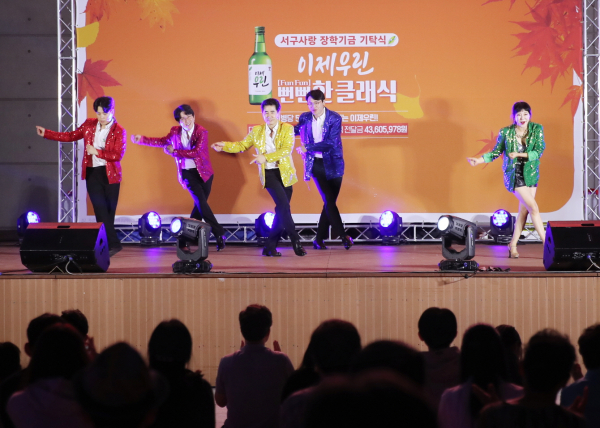 맥키스오페라단이 뻔뻔한 클래식 공연으로 시민들에게 즐거움을 선사하고 있다