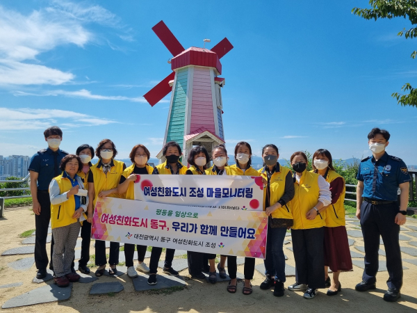 민‧관‧경 협업 마을모니터링 참여자들이 기념촬영을 하고 있다