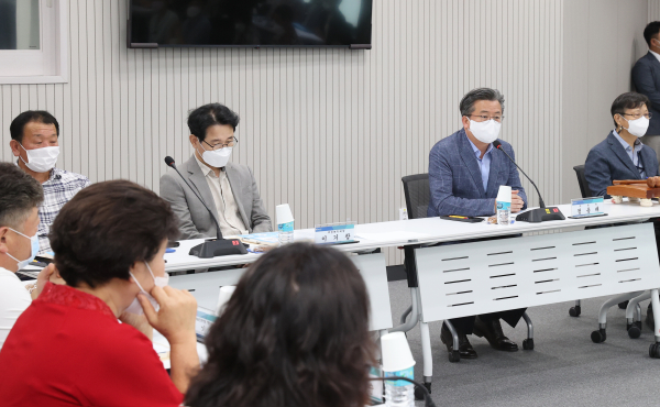 지난 7일 구청 중회의실에서  지역사회보장협의체 회의가 개최된 가운데, 정용래 유성구청장(오른쪽, 두 번째)이 회의 주재 모습