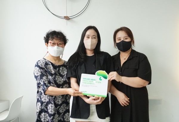 왼쪽부터 초록우산 어린이재단 이정아 팀장, 미쁘다헤어 김한나 원장, 장란주 원장