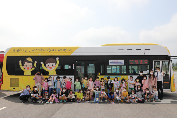 금남초등학교와 함께하는 어린이 교통안전 체험버스 진행 모습