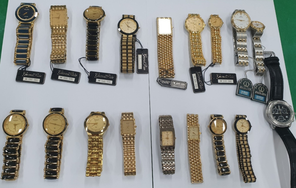 피의자들에게 압수한 귀금속