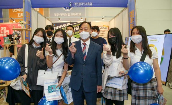 제12회 전국상업경진대회 개최장을 둘러보고 있는 설동호 교육감