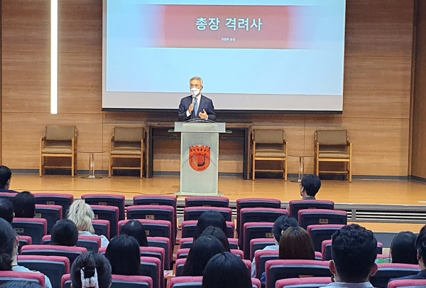 목원대 신학대학 채플에서 이희학 총장이 인사말을 하고 있다.