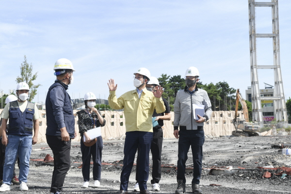 김광신 중구청장,  한밭종합운동장 해체 현장 점검 모습