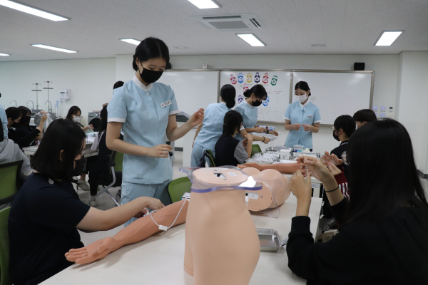 세종시 지역의 중학생들이 세종장영실고를 방문해 학과별 수업을 참관하고 있다.