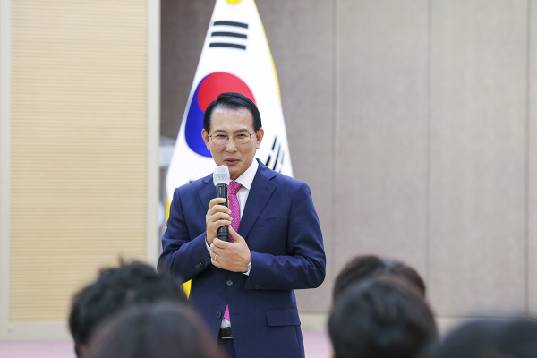 15일 대회의실에서 개최된 2022년 신규 공무원 임용식에서 이완섭 서산시장이 인사말을 하고 있다