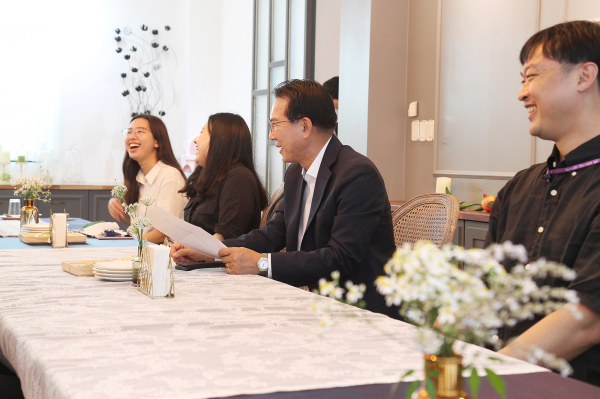 이완섭 서산시장이 15일 MZ세대 공무원과 격의없이 소통하는 모습