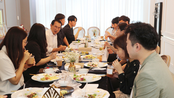 이완섭 서산시장이 15일 MZ세대 공무원과 격의없이 소통하는 모습