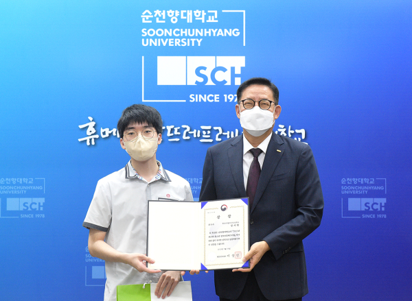 김승우 총장과 최우수상 수상자의 기념촬영