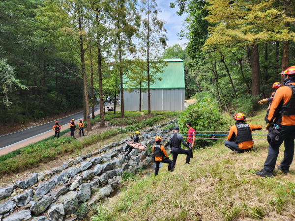 산악구조 특별훈련 진행 장면/천안동남소방서 제공