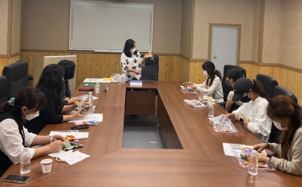 가족지원 프로그램 설명 모습/천안교육지원청 제공