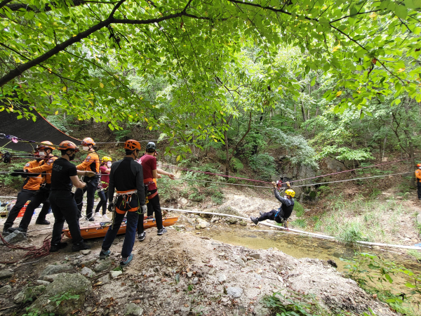산악구조훈련 진행 장면/천안서북소방서 제공