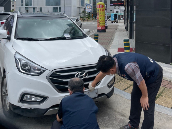서산시청 공무원이 체납차량의 번호판을 영치하고 있다