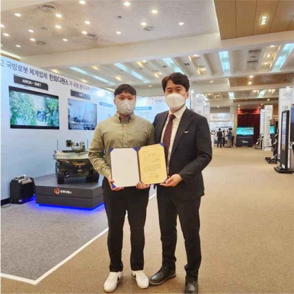 국방로봇학회 학술대회에서 우수상을 수상한 이상우(사진 왼쪽)씨가 차도완 지도교수와 기념사진을 촬영했다