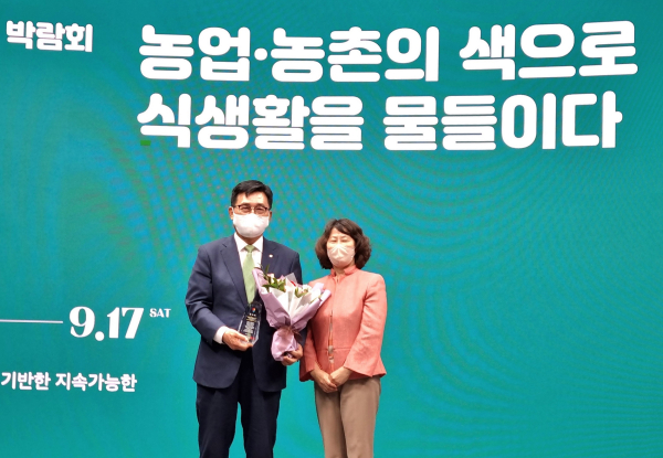 감사패 수령 현장 사진  * 한국농수산식품유통공사 김춘진 사장(좌측), (사)식생활교육국민네트워크 곽금순 상임대표(우측)