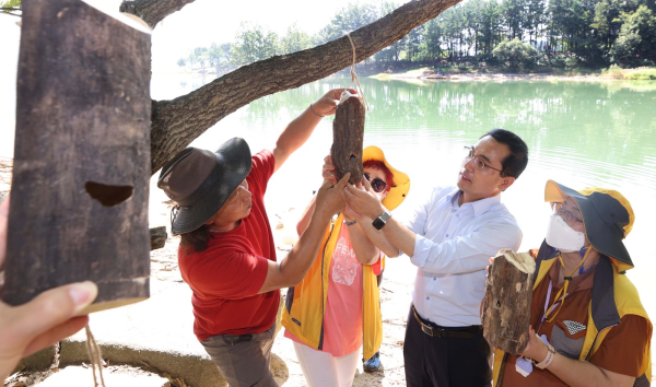 대청호 일원 자연친화적 새 둥지 설치 모습