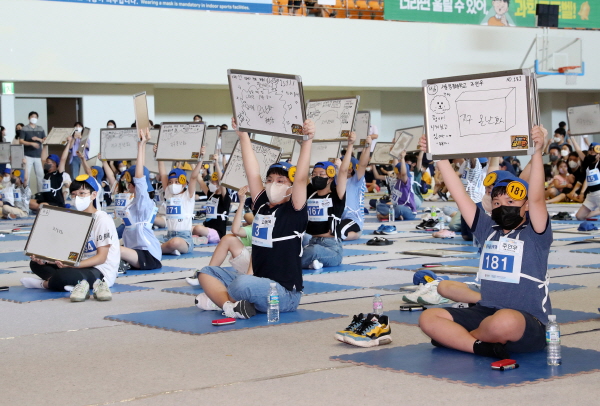 지난 17일 유성구 주최로 카이스트에서 열린 제10회 전국 꿈나무가족 과학골든벨 대회에 참석한 학생들이 문제를 듣고 답판을 들어 보이고 있다.