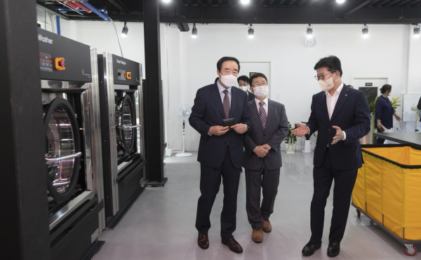 작업복 공동세탁소 ‘덕구클리닝’ 개소식- 내부를 둘러보고 있는 최충규 구청장