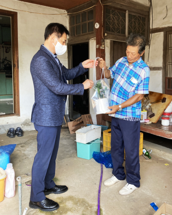 지난 16일 관내 독거 재가복지 대상자에게 반려식물을 지원했다