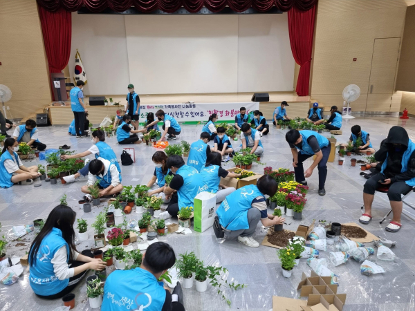 해피프리즘 가족봉사단 복지시설에 공기정화 식물 나눔