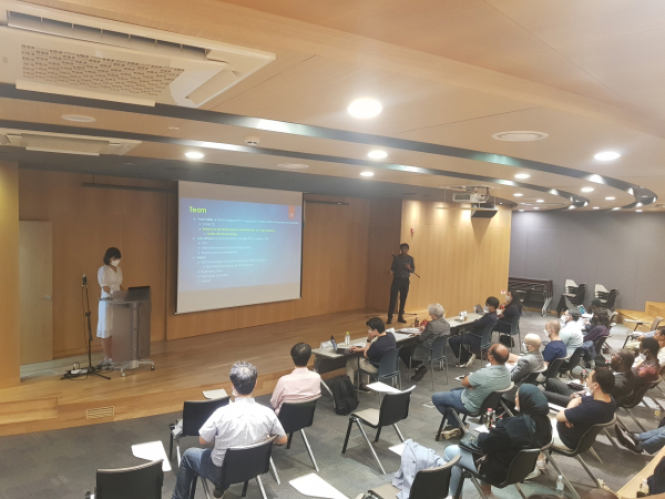 지난 17일 열린 제1회 실전 기술창업 교육 프로그램 DI2 창업대전에서 참가한 유학생들이 팀별 발표 진행