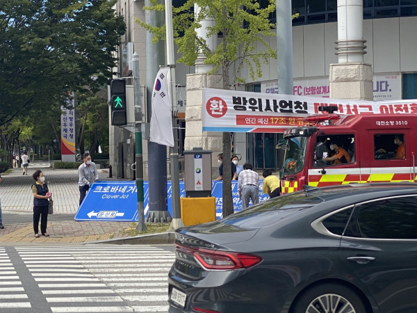 19일 대전시 서구 둔산동 시청역네거리에 설치된 도로표지판이 떨어지면서 소방당국과 행정당국이 인도로 철거하는 모습. (사진=제보자 김 모 씨 제공)