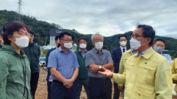 이병호 사장(우측첫번째)이 경주 왕신저수지에서 태풍 복구현황을 점검하고 있다