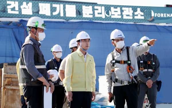 박희조 동구청장이 19일 구도동 물류창고 건축 현장을 방문해 안전관리 실태를 확인하고 있다