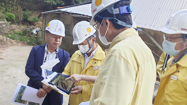 산사태 취약지역을 촬영한 드론 촬영 영상을 확인하고있다