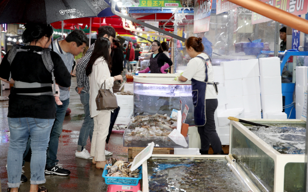 지난 2019년 열린 제20회 안면도 백사장 대하 축제 중 대하 판매장 모습.