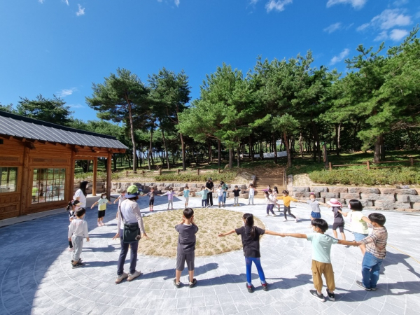 숲속에서 오감과 마음을 키우는 유아 숲 체험 프로그램 운영 모습