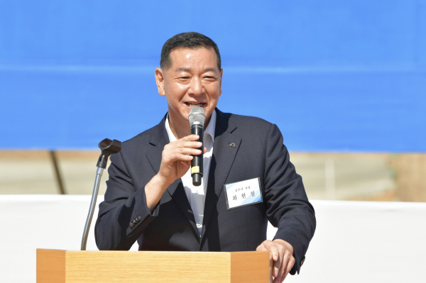 ㈜피앤오케미칼, 탄천산단에 생산공장 착공식에서 최원철 공주시장 축사 모습