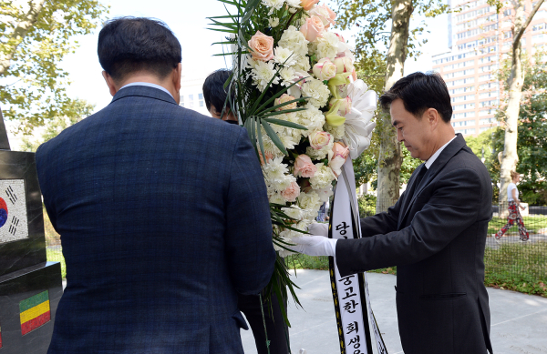 김태흠 충남도지사 한국전 기념비 참배