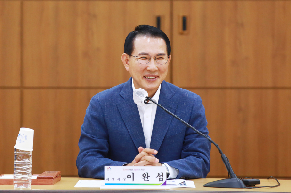 이완섭 서산시장이 21일 서산시 SNS 서포터즈 위촉식에서 인사말을 하고 있다