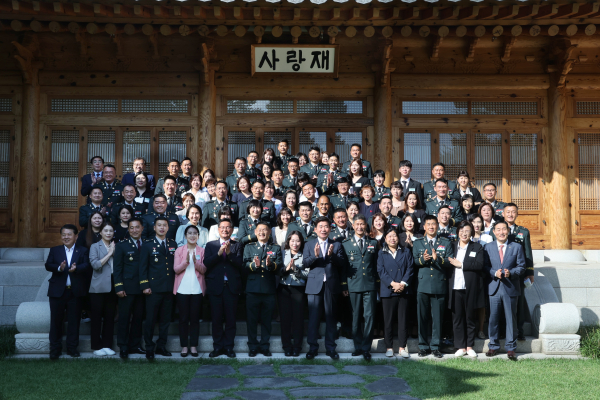 김진표 국회의장은 21일 국회 사랑재에서 국군모범용사 초청 간담회를 가졌다.