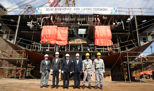 탐해3호 용골거치식. (왼쪽부터) 한국지질자원연구원 탐사선건조사업단 김진호 단장, 해저지질에너지연구본부 김병엽 본부장, 포항지질자원실증연구센터 강일보 센터장, 한국선급 이영호 부산지부장, 한진중공업 손광목 상무, 조명관 상무.