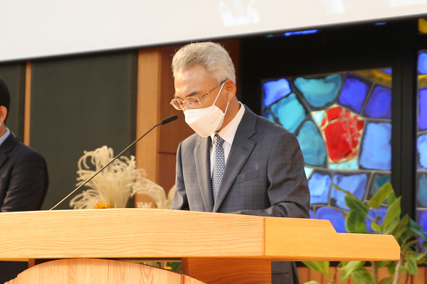 22일 오전 목원대 채플에서 열린 ‘윌리엄 해밀턴 쇼 대위 전사 72주년 추모예배’에서 이희학 총장이 축도를 하고 있다.