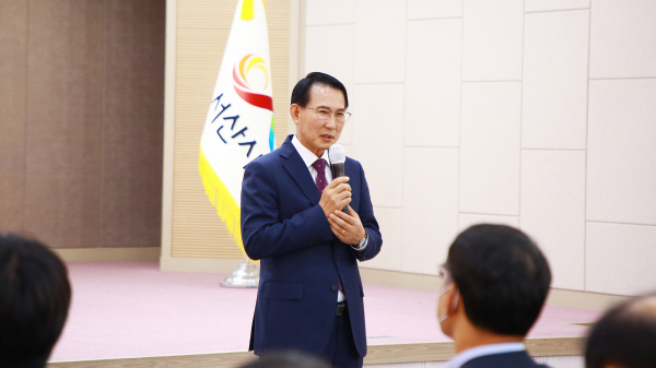 이완섭 서산시장이 22일 시청 대회의실에서 열린 공직자 재정교육에 앞서 인사말 모습