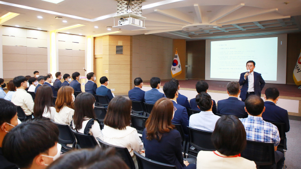 안도걸 전 기재부 차관이 22일 시청 대회의실에서 공직자 재정교육을 하는 모습