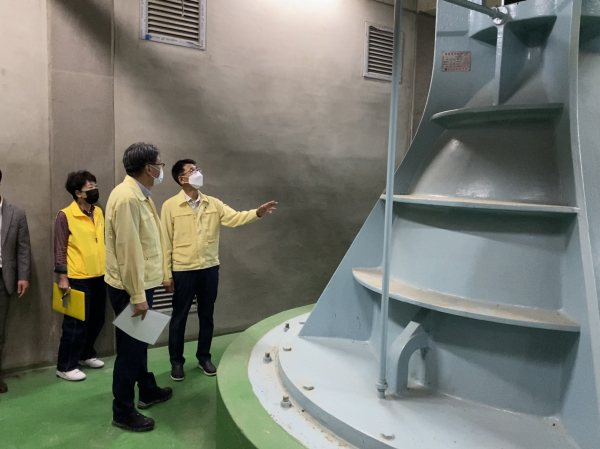 이태규 아산시 부시장 배수펌프장 시설·전기 안전 점검 모습