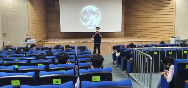 천문관측 체험 강연 장면