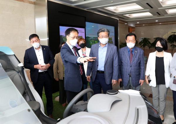 22일 SK온 대전사업장에 방문한 정용래 유성구청장이 유성구 의회 송봉식 의장 및 의원들과 함께 센터 현황을 청취하고 있다