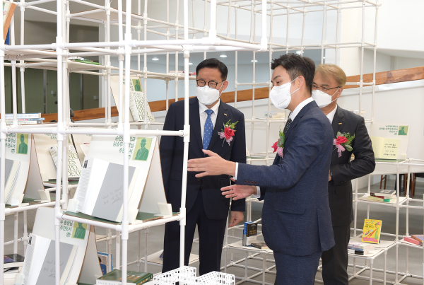김승우 총장이 천준호 건축학과 교수로부터 ‘나눔 프로젝트 : 책나눔 파빌리온’ 전시 에 대한 설명을 듣고 있다.