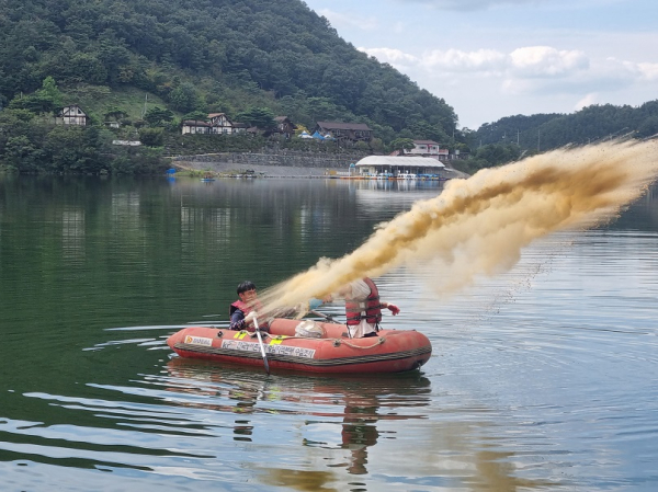 청양지사 ,‘칠갑저수지 합동 녹조제거 훈련’실시 모습