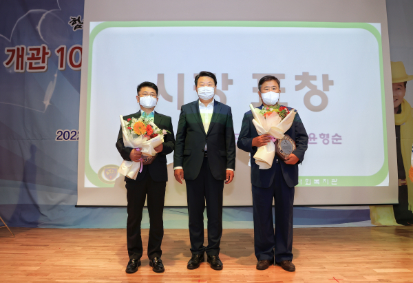 송산사회복지관 개관10주년 기념행사(왼쪽부터 유공자 김향곤 당진시장 오성환 유공자 윤형순)