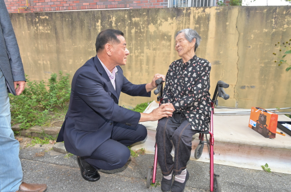 국가유공자 명패 달아드리기 모습